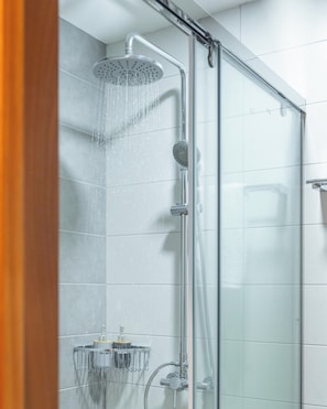 Douche, séchoir à cheveux, serviettes fournies, savon