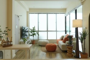 Studio, 1 King Bed | Living area