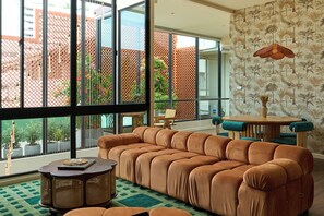 Penthouse | Een minibar, een kluis op de kamer, individueel gedecoreerd