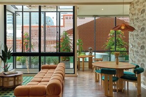 Tropical Penthouse | Khu phòng khách | Smart TV 55-inch có truyền hình kỹ thuật số, sách 