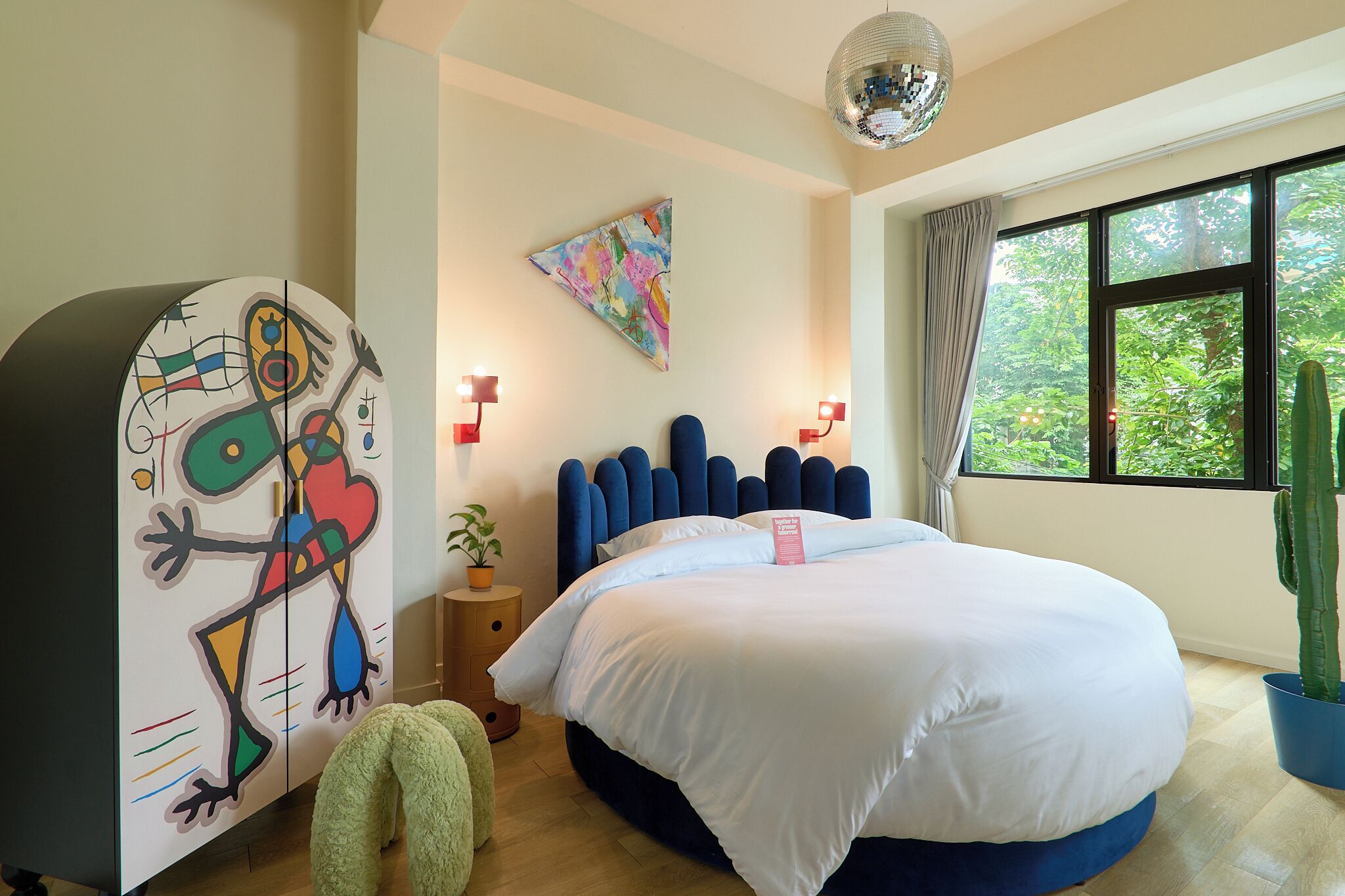 Minibar, coffres-forts dans les chambres, décoration personnalisée