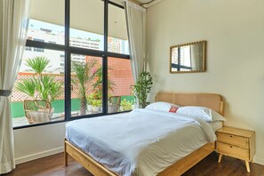 Penthouse | Desk, laptop workspace, free WiFi