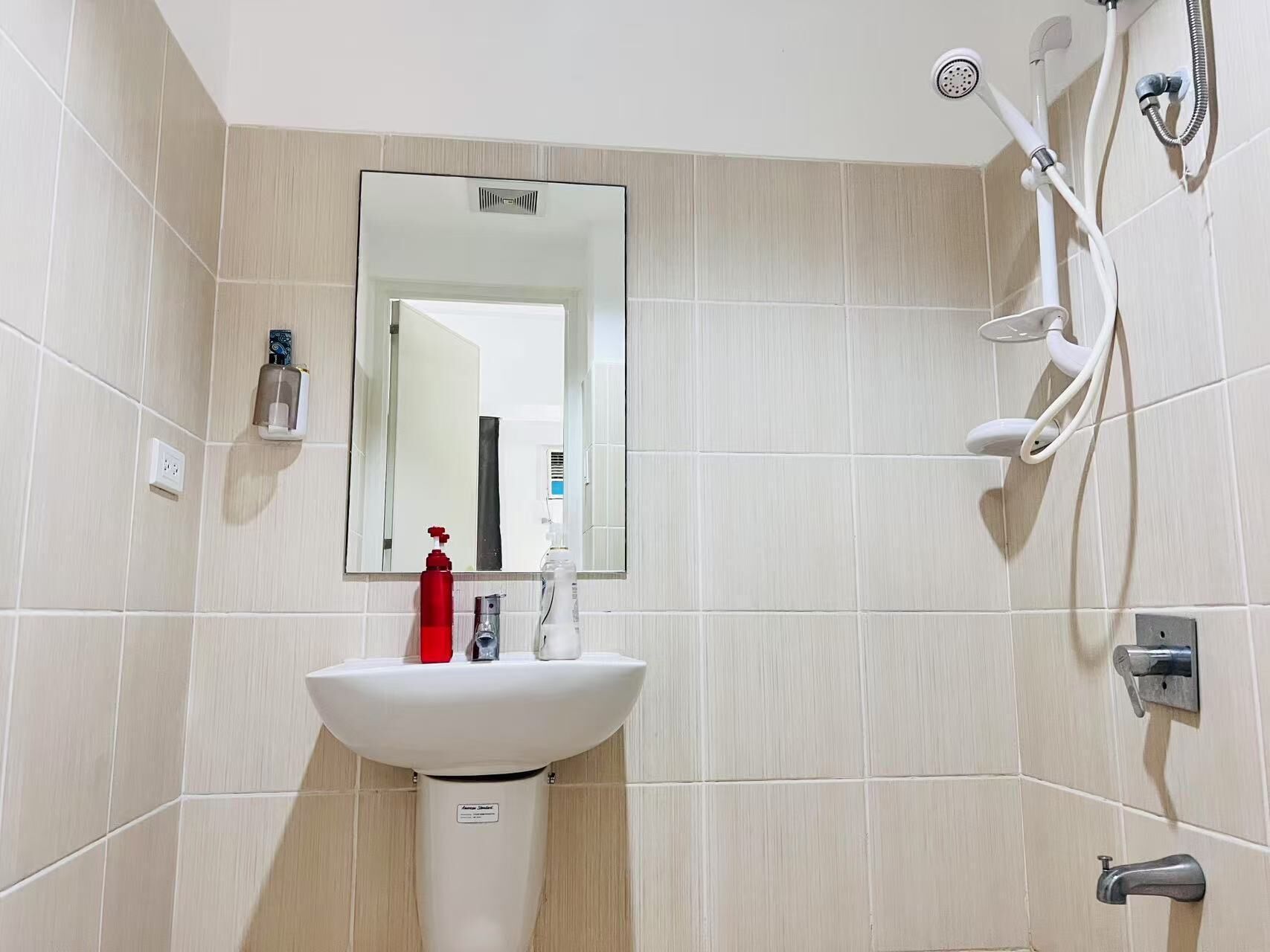 Dusj, håndklær og toalettpapir