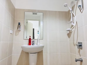 Ducha, toallas, papel higiénico