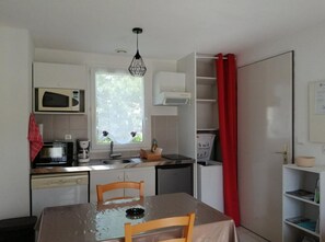 Four à micro-ondes, un four, surface de cuisson, lave-vaisselle