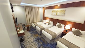 Habitación cuádruple básica | Sábanas de algodón egipcio y ropa de cama de alta calidad