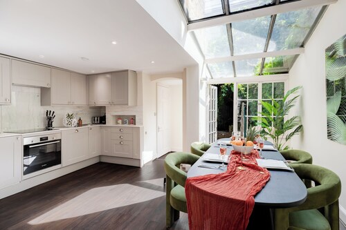 Waterloo. Calling! Sleep in Style & Historic Vibes