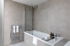 Haartrockner, Handtücher, Seife, Toilettenpapier