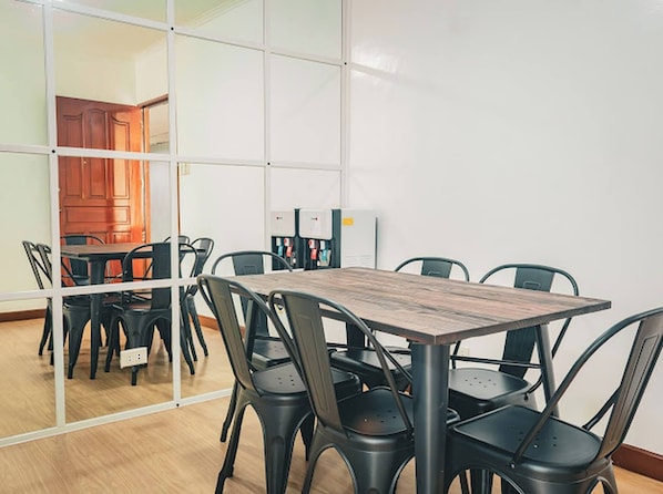 Room, 1 Bedroom | Dining