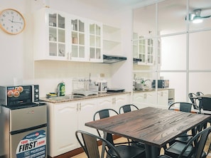 Room, 1 Bedroom | Dining room