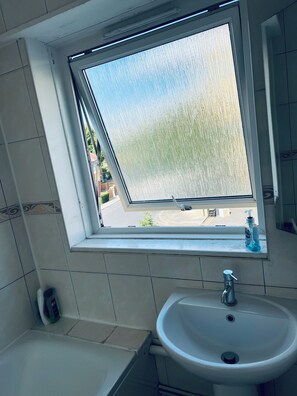 Shared Dormitory, 1 Bedroom, Smoking, Balcony | Bathroom - Room-peace Home Available (London)