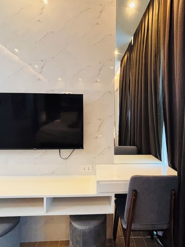 Room, 1 Bedroom, Balcony, Pool View | Room amenity