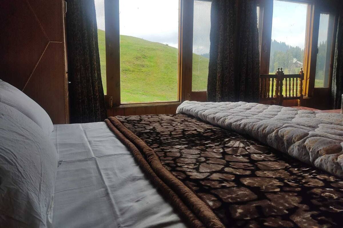 Deluxe Double Room, Mountain View | WiFi (free), bed sheets