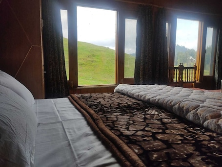 Deluxe Double Room, Mountain View | Free WiFi, bed sheets