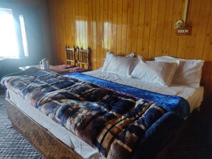 Phòng đôi Deluxe, quang cảnh núi | Truy cập Internet không dây miễn phí, bộ trải giường 