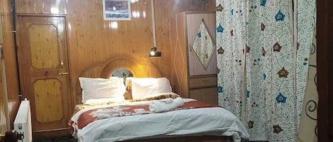 Free WiFi, bed sheets