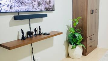 Condo, 1 Bedroom, Garden View | Room amenity