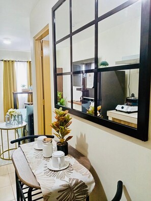 Condo, 1 habitación, vista al jardín | Área de sala de estar