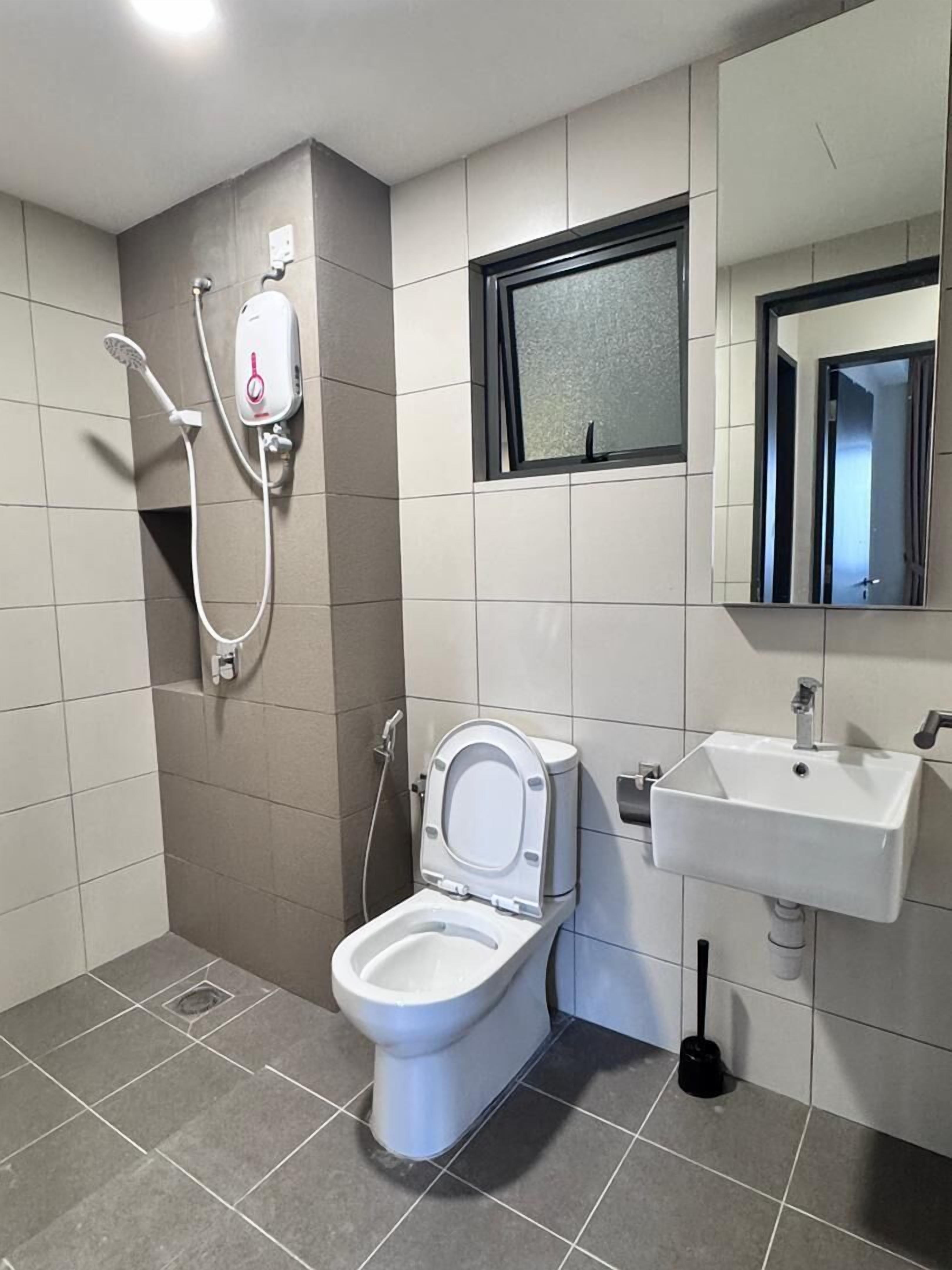 Un baño moderno con inodoro, lavabo y ducha.