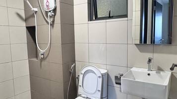 Basic Apartment | Bathroom