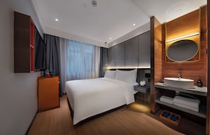Comfort Double Room | In-room safe, desk, laptop workspace, blackout curtains