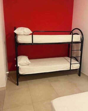 Iron/ironing board, bed sheets