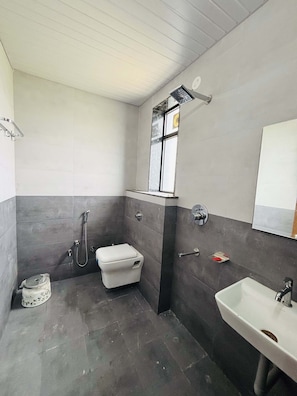 Deluxe Double Room, Garden View | Bathroom