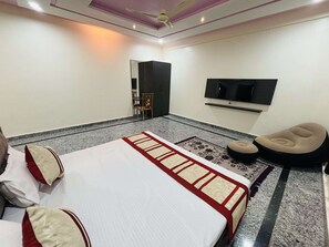 Comfort Double Room | Laptop workspace, free WiFi