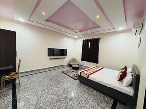Comfort Double Room | Laptop workspace, free WiFi
