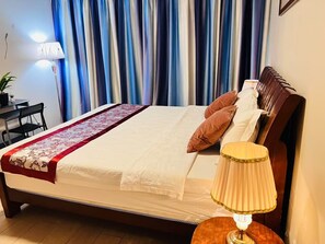 Tabla de planchar con plancha, wifi y ropa de cama