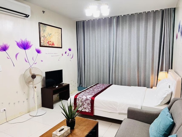 Tabla de planchar con plancha, wifi y ropa de cama