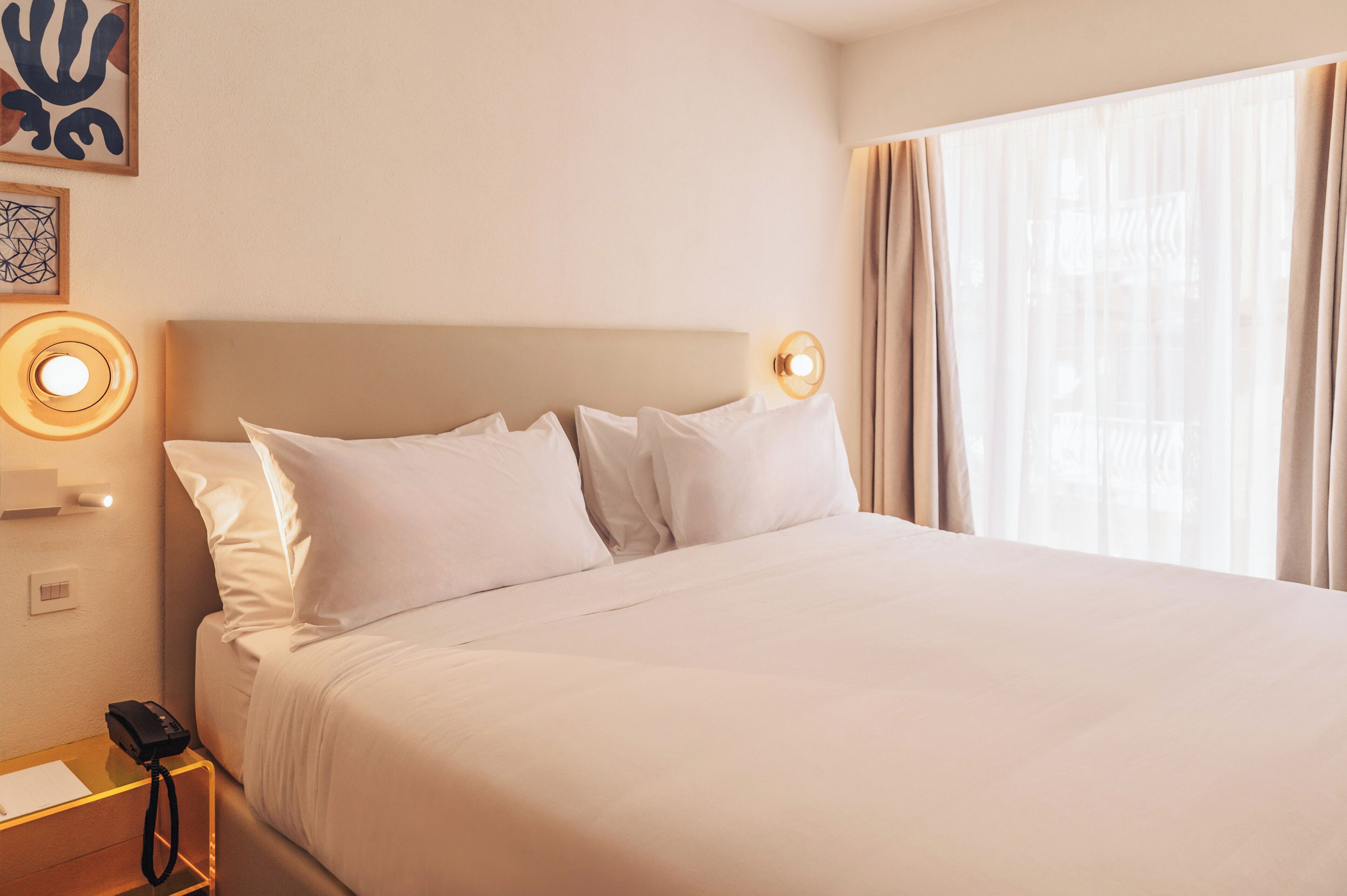 Standard Room | Minibar, in-room safe, desk, blackout drapes