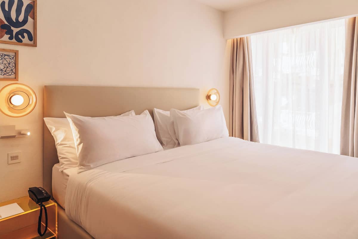 Standard Room | Minibar, in-room safe, desk, blackout drapes