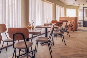A conference room with a long table, multiple chairs, and a podium. - Hotel Ben Marsalforn, Affiliated By Meliá (Zebbug)