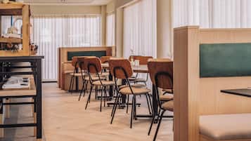 Café da manhã com buffet todos os dias mediante uma taxa