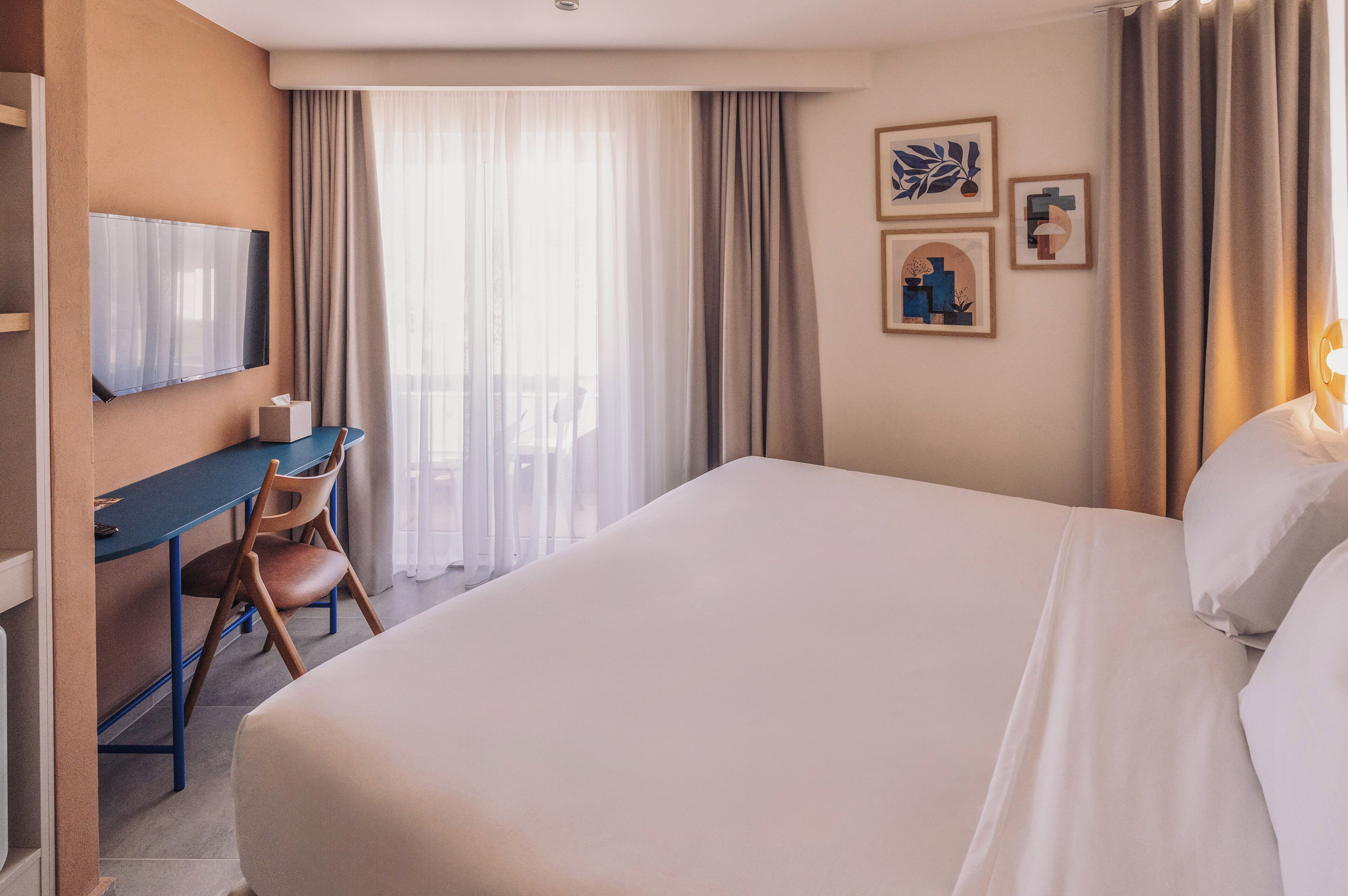 Standard Room, Sea View | Minibar, in-room safe, desk, blackout drapes