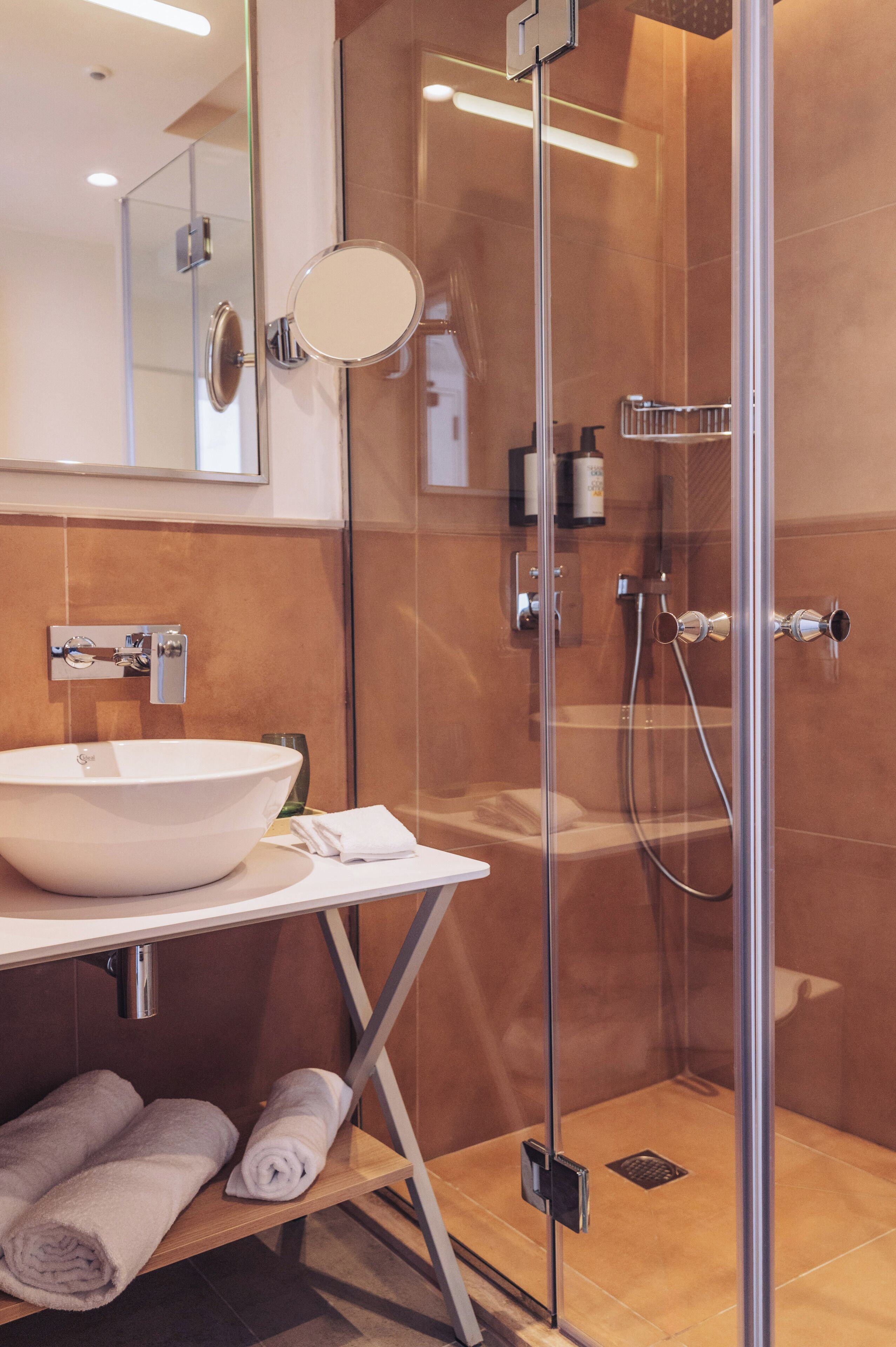 Kamar Standar, balkon | Kamar mandi | Shower, perlengkapan mandi gratis, pengering rambut, dan jubah mandi