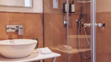 Kamar Standar, balkon | Kamar mandi | Shower, perlengkapan mandi gratis, pengering rambut, dan jubah mandi