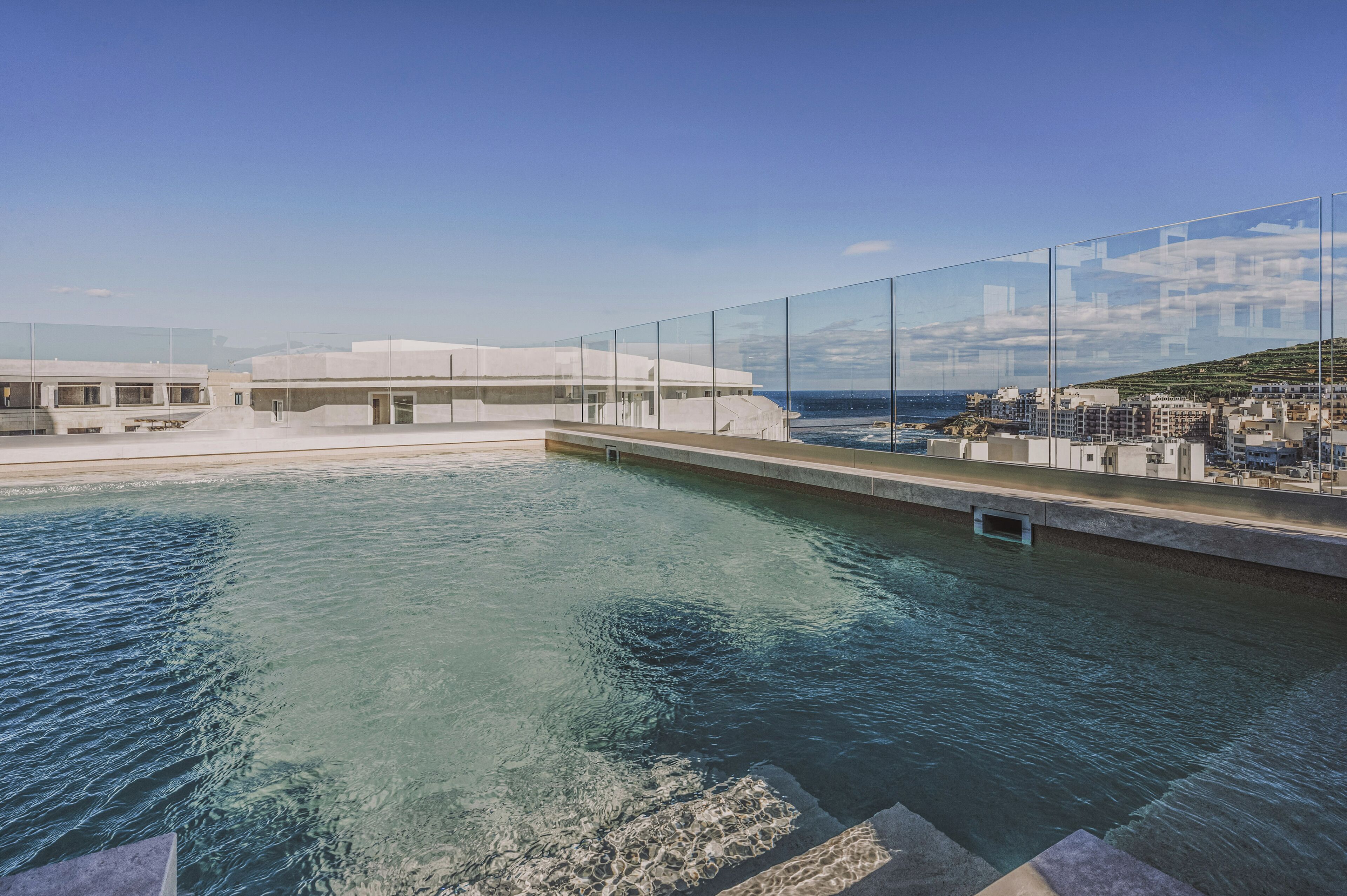 室内游泳池，室外游泳池，池畔遮阳伞，日光浴躺椅