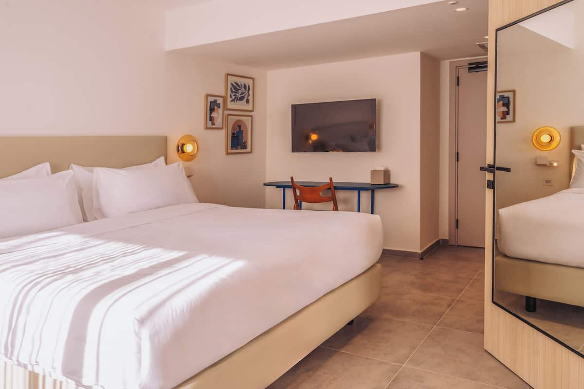 Superior Room, Balcony | Minibar, in-room safe, desk, blackout drapes