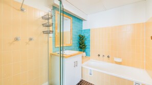 Shower - The Commodore 3, 9-11 Donald St - air con, views (Nelson Bay)