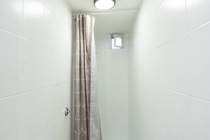 Douche, sèche-cheveux, serviettes fournies, savon