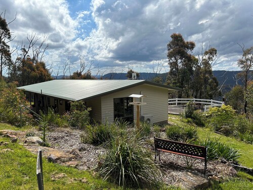 Cosy Mountain Retreat with Stunning Views, Walks & Comfort in Mount Tomah