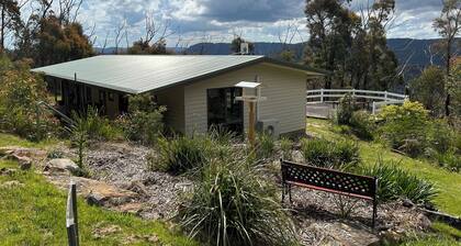 Cosy Mountain Retreat with Stunning Views, Walks & Comfort in Mount Tomah