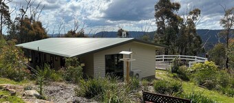 Cosy Mountain Retreat with Stunning Views, Walks & Comfort in Mount Tomah