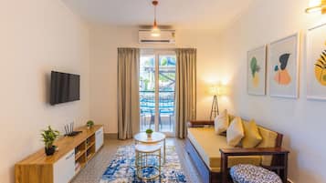Superior Apartment, Pool View | Living area