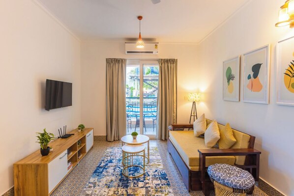 Superior Apartment, Pool View | Living area