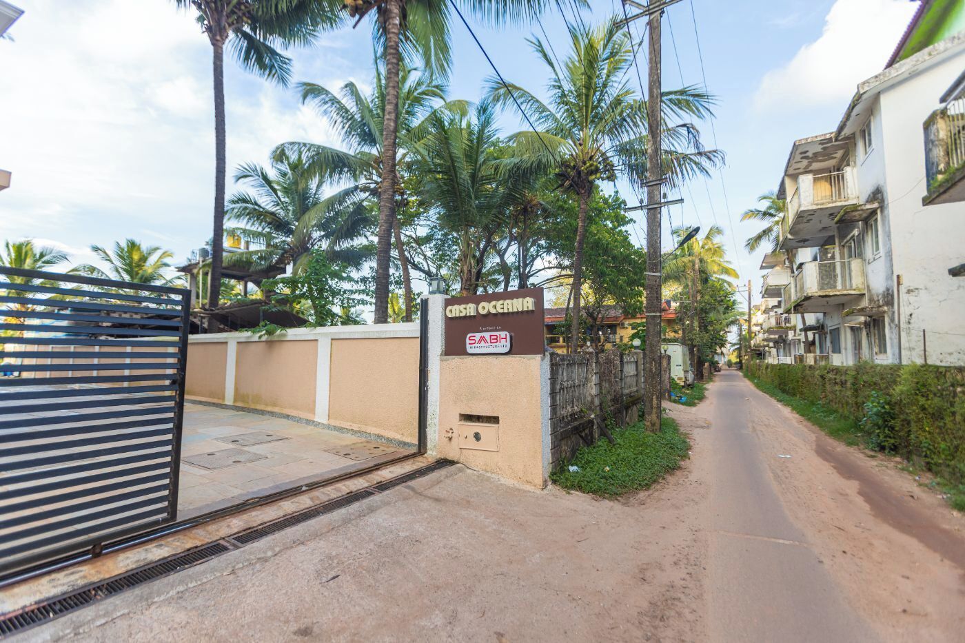Una entrada con portón a una propiedad llamada Casa Oceana, con un letrero que indica que es un hotel.