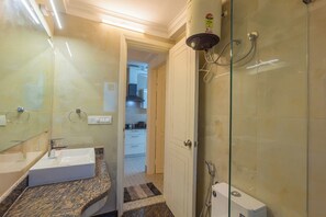 Superior Apartment, Pool View | Bathroom