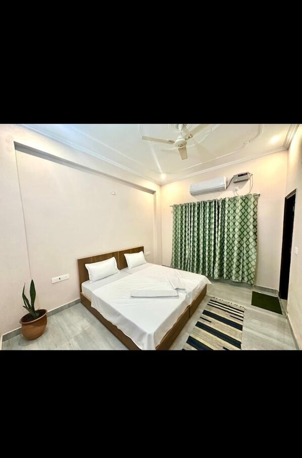 Executive Double Room, City View | Desk, laptop workspace, free WiFi
